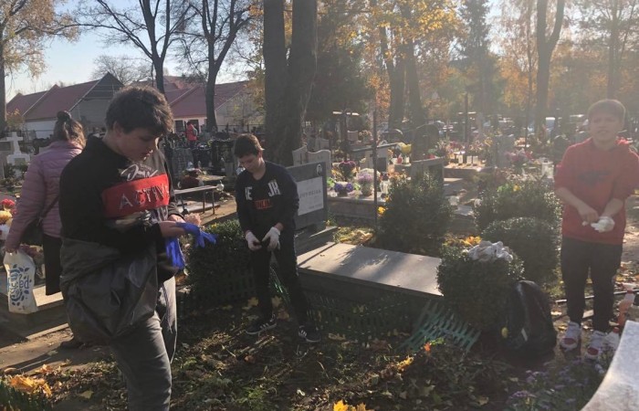 Wraz z końcem listopada w naszej szkole odbyła się zbiórka zniczy, które zapłonęły na zapomnianych grobach. Uczniowie klasy 7c podczas wizyty na cmentarzu uporządkowali opuszczone i zaniedbane groby, zapalili na nich znicze. Podczas porządkowania cmentarza była okazja do pomocy starszym ludziom sprzątającym na grobach swoich bliskich. Wyjście na cmentarz było też okazją do wspominania naszych bliskich którzy już odeszli. Akcję Światełko Pamięci zorganizował Szkolny Klub Wolontariatu i Samorząd Uczniowski. Akcję sprzątania grobów przygotowała i przeprowadziła klasa 7c.