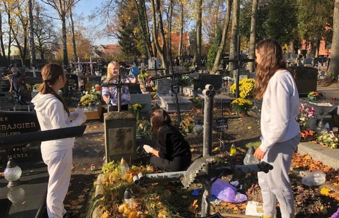 Wraz z końcem listopada w naszej szkole odbyła się zbiórka zniczy, które zapłonęły na zapomnianych grobach. Uczniowie klasy 7c podczas wizyty na cmentarzu uporządkowali opuszczone i zaniedbane groby, zapalili na nich znicze. Podczas porządkowania cmentarza była okazja do pomocy starszym ludziom sprzątającym na grobach swoich bliskich. Wyjście na cmentarz było też okazją do wspominania naszych bliskich którzy już odeszli. Akcję Światełko Pamięci zorganizował Szkolny Klub Wolontariatu i Samorząd Uczniowski. Akcję sprzątania grobów przygotowała i przeprowadziła klasa 7c.