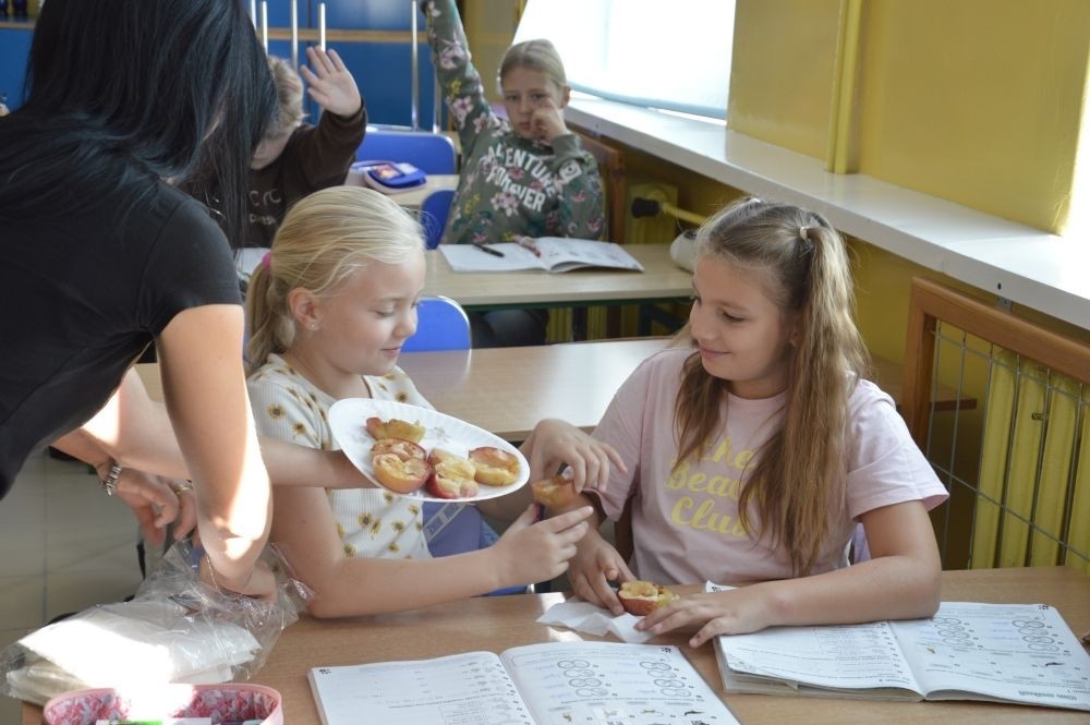 W piątek 27.09. w naszej szkole obchodziliśmy Dzień Jabłka. Dzieci z klas młodszych miały okazję wziąć udział w zajęciach, których motywem przewodnim były właśnie te pyszne owoce. Począwszy od zabaw plastycznych, przez łamigłówki, po eksperymenty badawcze. Nie mogło również zabraknąć pysznych jabłkowych przekąsek przygotowanych przez rodziców naszych uczniów, które zniknęły w mgnieniu oka.
Dziękujemy wszystkim rodzicom za pomoc i zaangażowanie, a uczniom za wspólną zabawę.