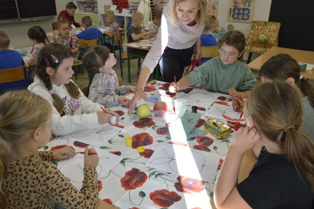 W piątek 27.09. w naszej szkole obchodziliśmy Dzień Jabłka. Dzieci z klas młodszych miały okazję wziąć udział w zajęciach, których motywem przewodnim były właśnie te pyszne owoce. Począwszy od zabaw plastycznych, przez łamigłówki, po eksperymenty badawcze. Nie mogło również zabraknąć pysznych jabłkowych przekąsek przygotowanych przez rodziców naszych uczniów, które zniknęły w mgnieniu oka.
Dziękujemy wszystkim rodzicom za pomoc i zaangażowanie, a uczniom za wspólną zabawę.