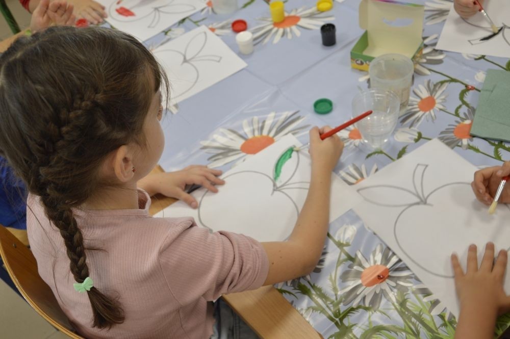 W piątek 27.09. w naszej szkole obchodziliśmy Dzień Jabłka. Dzieci z klas młodszych miały okazję wziąć udział w zajęciach, których motywem przewodnim były właśnie te pyszne owoce. Począwszy od zabaw plastycznych, przez łamigłówki, po eksperymenty badawcze. Nie mogło również zabraknąć pysznych jabłkowych przekąsek przygotowanych przez rodziców naszych uczniów, które zniknęły w mgnieniu oka.
Dziękujemy wszystkim rodzicom za pomoc i zaangażowanie, a uczniom za wspólną zabawę.