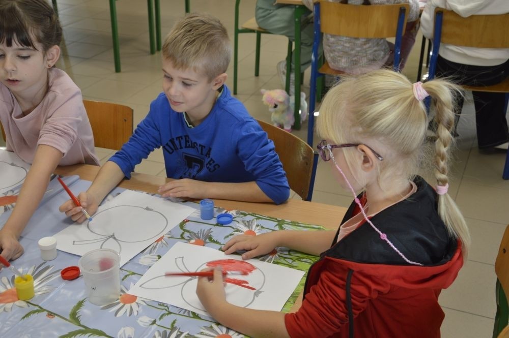 W piątek 27.09. w naszej szkole obchodziliśmy Dzień Jabłka. Dzieci z klas młodszych miały okazję wziąć udział w zajęciach, których motywem przewodnim były właśnie te pyszne owoce. Począwszy od zabaw plastycznych, przez łamigłówki, po eksperymenty badawcze. Nie mogło również zabraknąć pysznych jabłkowych przekąsek przygotowanych przez rodziców naszych uczniów, które zniknęły w mgnieniu oka.
Dziękujemy wszystkim rodzicom za pomoc i zaangażowanie, a uczniom za wspólną zabawę.