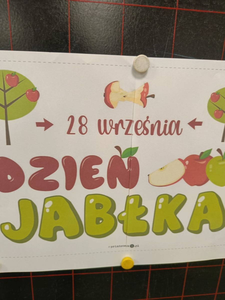 W piątek 27.09. w naszej szkole obchodziliśmy Dzień Jabłka. Dzieci z klas młodszych miały okazję wziąć udział w zajęciach, których motywem przewodnim były właśnie te pyszne owoce. Począwszy od zabaw plastycznych, przez łamigłówki, po eksperymenty badawcze. Nie mogło również zabraknąć pysznych jabłkowych przekąsek przygotowanych przez rodziców naszych uczniów, które zniknęły w mgnieniu oka.
Dziękujemy wszystkim rodzicom za pomoc i zaangażowanie, a uczniom za wspólną zabawę.