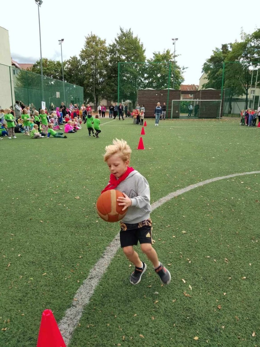 Starszaki z naszego Przedszkola miały możliwość uczestniczenia w Igrzyskach Przedszkolaków które odbyły się  dnia 27.09 na boisku sportowym przy Szkole Podstawowej nr 1. 
Zadania jakie miały wykonać dzieci to:
-bieg z pokonaniem tunelu
-bieg przez płotki
-przenoszenie piłki
-bieg slalomem
-strzały piłką na bramkę
Każda z grup konkurowała ze sobą z podziałem na Przedszkola. 
Ten dzień spędziliśmy pod wpływem pozytywnych emocji, mogliśmy wykazać się sportowo oraz zdobyć przy tym nagrody w postaci medali.