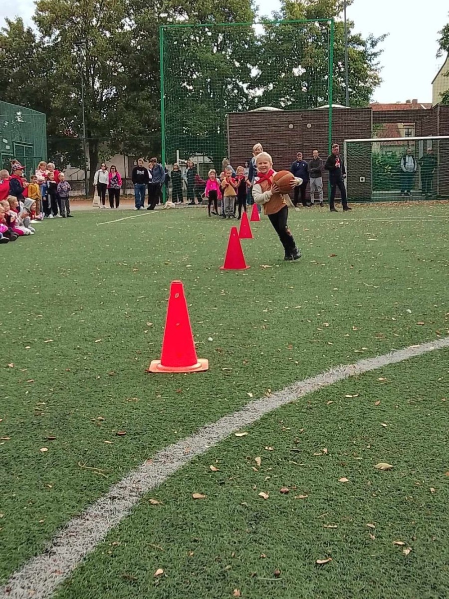 Starszaki z naszego Przedszkola miały możliwość uczestniczenia w Igrzyskach Przedszkolaków które odbyły się  dnia 27.09 na boisku sportowym przy Szkole Podstawowej nr 1. 
Zadania jakie miały wykonać dzieci to:
-bieg z pokonaniem tunelu
-bieg przez płotki
-przenoszenie piłki
-bieg slalomem
-strzały piłką na bramkę
Każda z grup konkurowała ze sobą z podziałem na Przedszkola. 
Ten dzień spędziliśmy pod wpływem pozytywnych emocji, mogliśmy wykazać się sportowo oraz zdobyć przy tym nagrody w postaci medali.