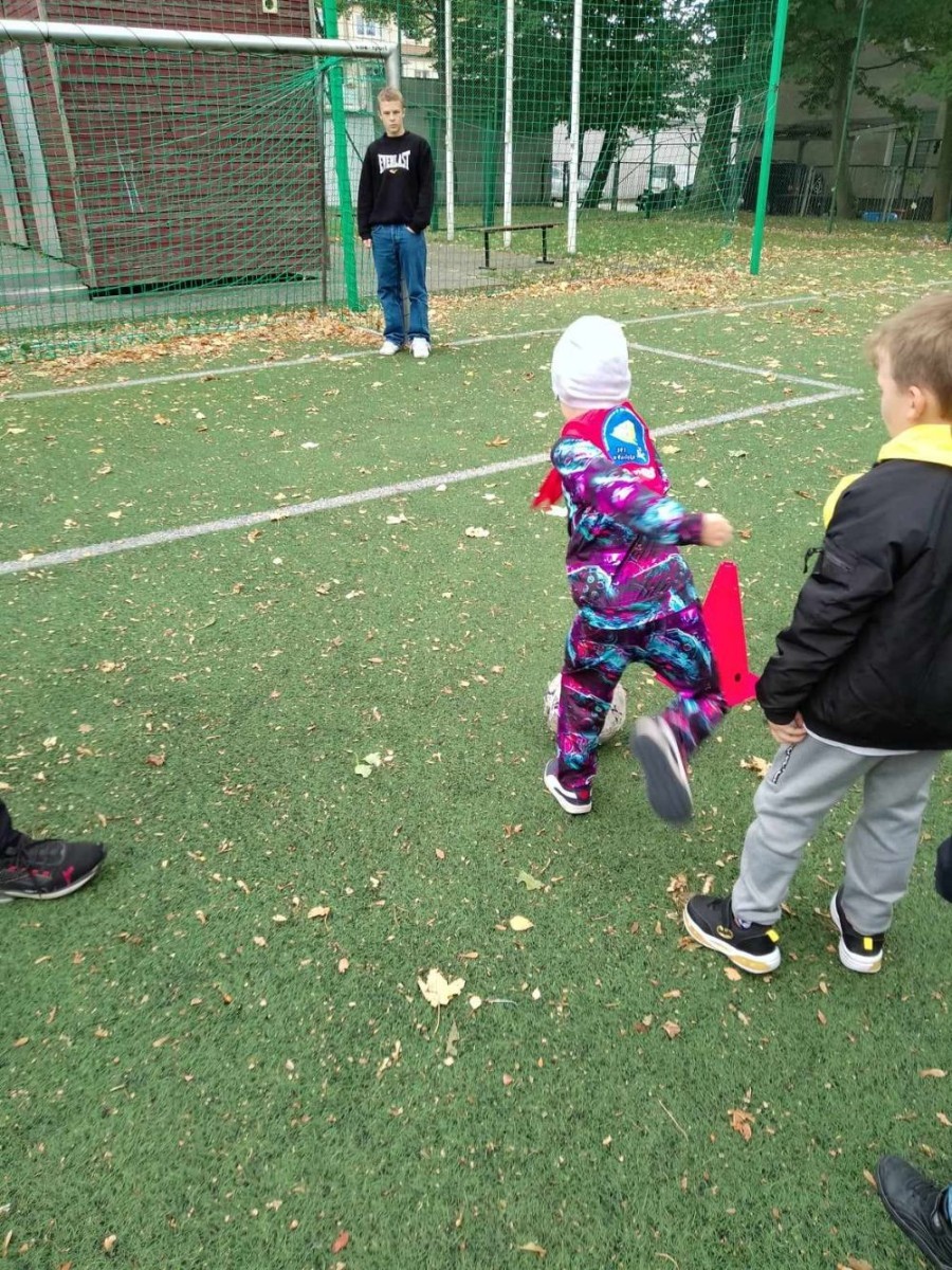 Starszaki z naszego Przedszkola miały możliwość uczestniczenia w Igrzyskach Przedszkolaków które odbyły się  dnia 27.09 na boisku sportowym przy Szkole Podstawowej nr 1. 
Zadania jakie miały wykonać dzieci to:
-bieg z pokonaniem tunelu
-bieg przez płotki
-przenoszenie piłki
-bieg slalomem
-strzały piłką na bramkę
Każda z grup konkurowała ze sobą z podziałem na Przedszkola. 
Ten dzień spędziliśmy pod wpływem pozytywnych emocji, mogliśmy wykazać się sportowo oraz zdobyć przy tym nagrody w postaci medali.