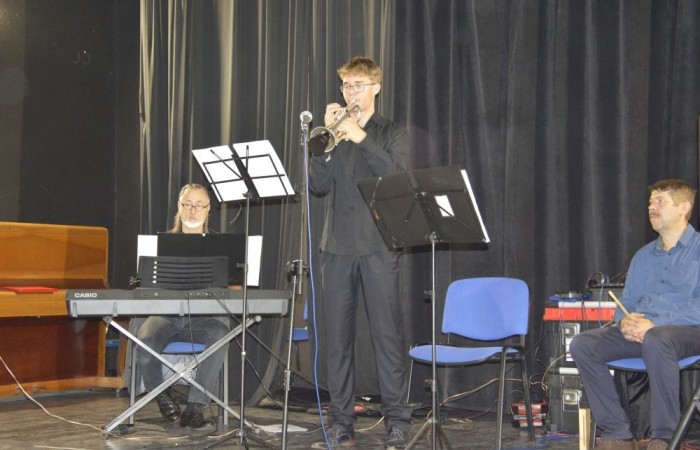 W czwartek 26.09 w naszej szkole odbył się wyjątkowy koncert, za sprawą którego przenieśliśmy się w świat instrumentów dętych. Była to nie tylko muzyczna uczta, ale i porządna dawka wiedzy.  Odkryliśmy nawet, że wśród naszych uczniów znajdują się niezwykle utalentowani muzycy i aktorzy. Z niecierpliwością czekamy na kolejne takie spotkanie. 