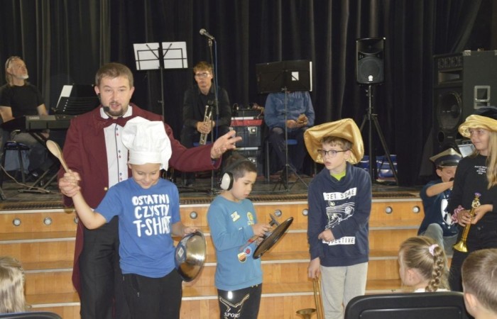 W czwartek 26.09 w naszej szkole odbył się wyjątkowy koncert, za sprawą którego przenieśliśmy się w świat instrumentów dętych. Była to nie tylko muzyczna uczta, ale i porządna dawka wiedzy.  Odkryliśmy nawet, że wśród naszych uczniów znajdują się niezwykle utalentowani muzycy i aktorzy. Z niecierpliwością czekamy na kolejne takie spotkanie. 