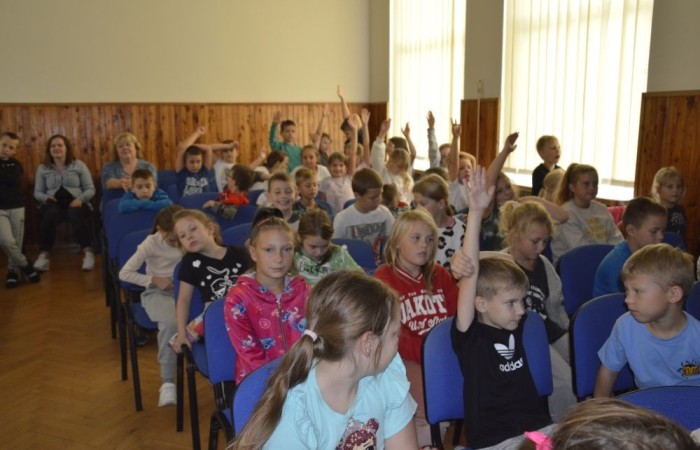 W czwartek 26.09 w naszej szkole odbył się wyjątkowy koncert, za sprawą którego przenieśliśmy się w świat instrumentów dętych. Była to nie tylko muzyczna uczta, ale i porządna dawka wiedzy.  Odkryliśmy nawet, że wśród naszych uczniów znajdują się niezwykle utalentowani muzycy i aktorzy. Z niecierpliwością czekamy na kolejne takie spotkanie. 