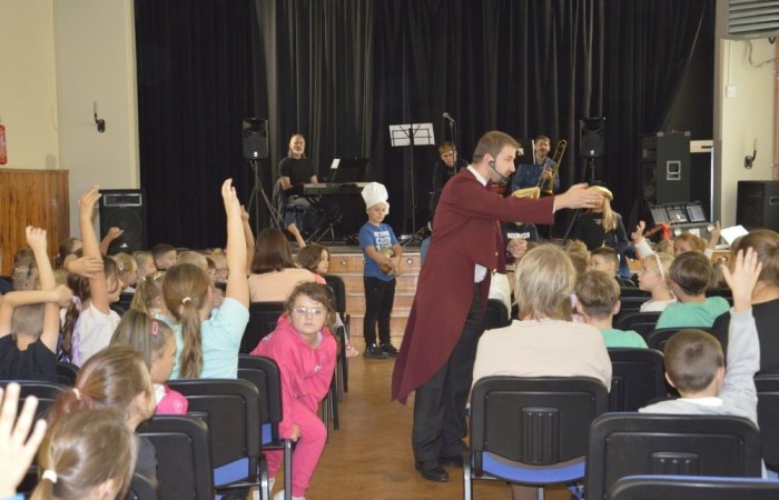 W czwartek 26.09 w naszej szkole odbył się wyjątkowy koncert, za sprawą którego przenieśliśmy się w świat instrumentów dętych. Była to nie tylko muzyczna uczta, ale i porządna dawka wiedzy.  Odkryliśmy nawet, że wśród naszych uczniów znajdują się niezwykle utalentowani muzycy i aktorzy. Z niecierpliwością czekamy na kolejne takie spotkanie. 