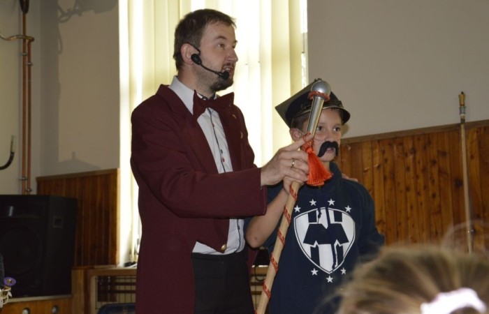 W czwartek 26.09 w naszej szkole odbył się wyjątkowy koncert, za sprawą którego przenieśliśmy się w świat instrumentów dętych. Była to nie tylko muzyczna uczta, ale i porządna dawka wiedzy.  Odkryliśmy nawet, że wśród naszych uczniów znajdują się niezwykle utalentowani muzycy i aktorzy. Z niecierpliwością czekamy na kolejne takie spotkanie. 