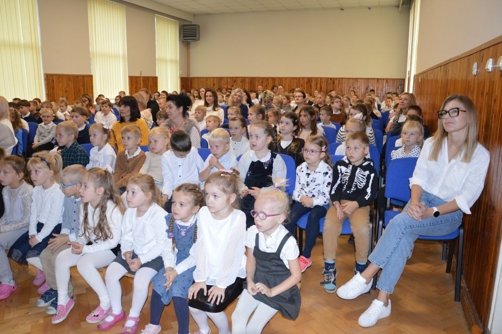 11 października w naszej szkole odbyła się akademia z okazji Dnia Edukacji Narodowej przygotowana przez uczniów klasy 6 b. Na początku spotkania głos zabrali: pan Damian Bereżański - Zastępca Burmistrza Pasłęka, Pani Agnieszka Cieklińska - Dyrektor szkoły oraz Pani Anna Szymanek - Przewodnicząca Rady Rodziców, którzy podziękowali nauczycielom i pracownikom za trud wkładany w edukację i życzyli dalszych sukcesów dydaktyczno-wychowawczych. Następnie Pan Damian Bereżański wręczył Pani Magdalenie Leśniowskiej - nauczycielce wychowania przedszkolnego - nagrodę burmistrza za przepracowane lata i ogrom pracy wkładany w opiekę i wychowanie przedszkolaków. Z kolei Pani Dyrektor wręczyła wszystkim pracownikom nagrody i podziękowania. Po części oficjalnej mieliśmy okazję obejrzeć przedstawienie w postaci humorystycznych scenek z życia szkolnego.
Ten dzień był pełen wrażeń i pozytywnych emocji.