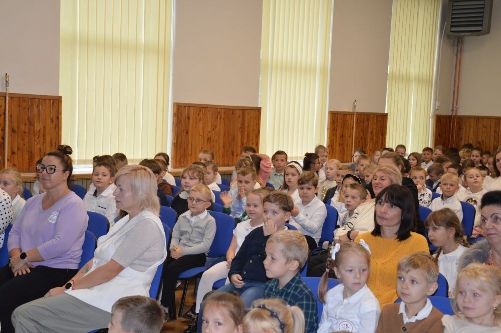 11 października w naszej szkole odbyła się akademia z okazji Dnia Edukacji Narodowej przygotowana przez uczniów klasy 6 b. Na początku spotkania głos zabrali: pan Damian Bereżański - Zastępca Burmistrza Pasłęka, Pani Agnieszka Cieklińska - Dyrektor szkoły oraz Pani Anna Szymanek - Przewodnicząca Rady Rodziców, którzy podziękowali nauczycielom i pracownikom za trud wkładany w edukację i życzyli dalszych sukcesów dydaktyczno-wychowawczych. Następnie Pan Damian Bereżański wręczył Pani Magdalenie Leśniowskiej - nauczycielce wychowania przedszkolnego - nagrodę burmistrza za przepracowane lata i ogrom pracy wkładany w opiekę i wychowanie przedszkolaków. Z kolei Pani Dyrektor wręczyła wszystkim pracownikom nagrody i podziękowania. Po części oficjalnej mieliśmy okazję obejrzeć przedstawienie w postaci humorystycznych scenek z życia szkolnego.
Ten dzień był pełen wrażeń i pozytywnych emocji.