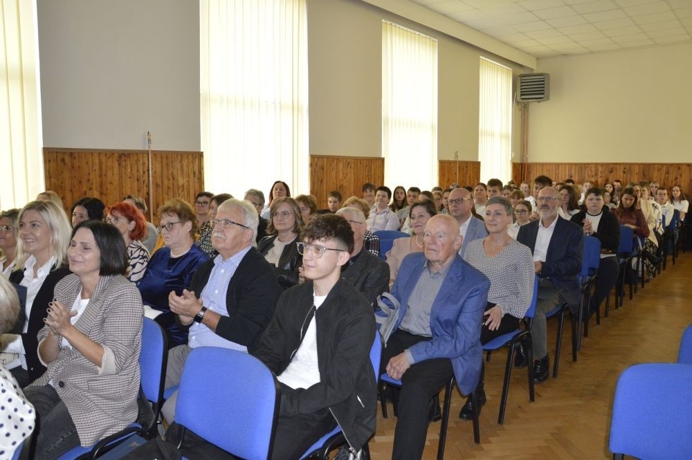 11 października w naszej szkole odbyła się akademia z okazji Dnia Edukacji Narodowej przygotowana przez uczniów klasy 6 b. Na początku spotkania głos zabrali: pan Damian Bereżański - Zastępca Burmistrza Pasłęka, Pani Agnieszka Cieklińska - Dyrektor szkoły oraz Pani Anna Szymanek - Przewodnicząca Rady Rodziców, którzy podziękowali nauczycielom i pracownikom za trud wkładany w edukację i życzyli dalszych sukcesów dydaktyczno-wychowawczych. Następnie Pan Damian Bereżański wręczył Pani Magdalenie Leśniowskiej - nauczycielce wychowania przedszkolnego - nagrodę burmistrza za przepracowane lata i ogrom pracy wkładany w opiekę i wychowanie przedszkolaków. Z kolei Pani Dyrektor wręczyła wszystkim pracownikom nagrody i podziękowania. Po części oficjalnej mieliśmy okazję obejrzeć przedstawienie w postaci humorystycznych scenek z życia szkolnego.
Ten dzień był pełen wrażeń i pozytywnych emocji.