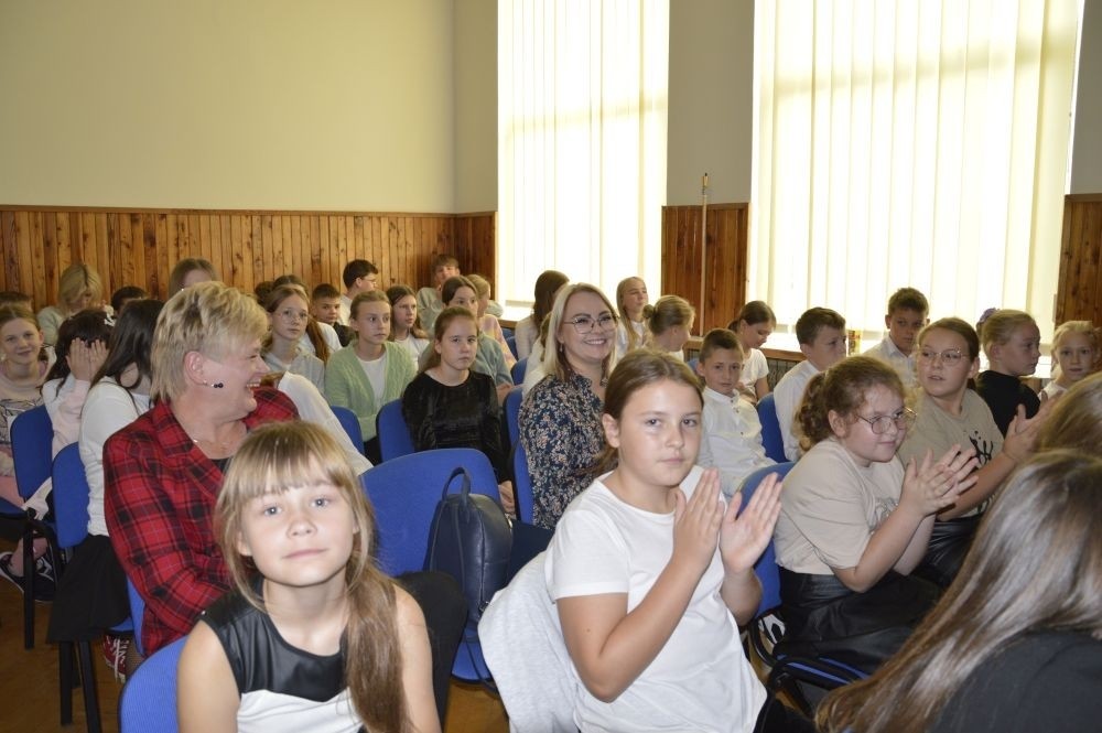 11 października w naszej szkole odbyła się akademia z okazji Dnia Edukacji Narodowej przygotowana przez uczniów klasy 6 b. Na początku spotkania głos zabrali: pan Damian Bereżański - Zastępca Burmistrza Pasłęka, Pani Agnieszka Cieklińska - Dyrektor szkoły oraz Pani Anna Szymanek - Przewodnicząca Rady Rodziców, którzy podziękowali nauczycielom i pracownikom za trud wkładany w edukację i życzyli dalszych sukcesów dydaktyczno-wychowawczych. Następnie Pan Damian Bereżański wręczył Pani Magdalenie Leśniowskiej - nauczycielce wychowania przedszkolnego - nagrodę burmistrza za przepracowane lata i ogrom pracy wkładany w opiekę i wychowanie przedszkolaków. Z kolei Pani Dyrektor wręczyła wszystkim pracownikom nagrody i podziękowania. Po części oficjalnej mieliśmy okazję obejrzeć przedstawienie w postaci humorystycznych scenek z życia szkolnego.
Ten dzień był pełen wrażeń i pozytywnych emocji.