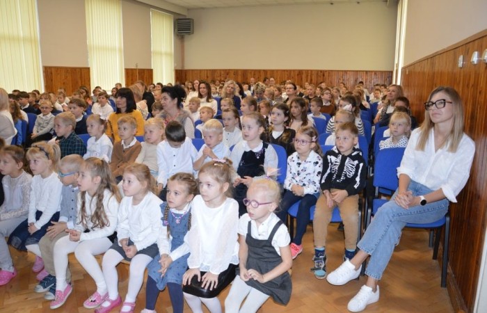 11 października w naszej szkole odbyła się akademia z okazji Dnia Edukacji Narodowej przygotowana przez uczniów klasy 6 b. Na początku spotkania głos zabrali: pan Damian Bereżański - Zastępca Burmistrza Pasłęka, Pani Agnieszka Cieklińska - Dyrektor szkoły oraz Pani Anna Szymanek - Przewodnicząca Rady Rodziców, którzy podziękowali nauczycielom i pracownikom za trud wkładany w edukację i życzyli dalszych sukcesów dydaktyczno-wychowawczych. Następnie Pan Damian Bereżański wręczył Pani Magdalenie Leśniowskiej - nauczycielce wychowania przedszkolnego - nagrodę burmistrza za przepracowane lata i ogrom pracy wkładany w opiekę i wychowanie przedszkolaków. Z kolei Pani Dyrektor wręczyła wszystkim pracownikom nagrody i podziękowania. Po części oficjalnej mieliśmy okazję obejrzeć przedstawienie w postaci humorystycznych scenek z życia szkolnego.
Ten dzień był pełen wrażeń i pozytywnych emocji.