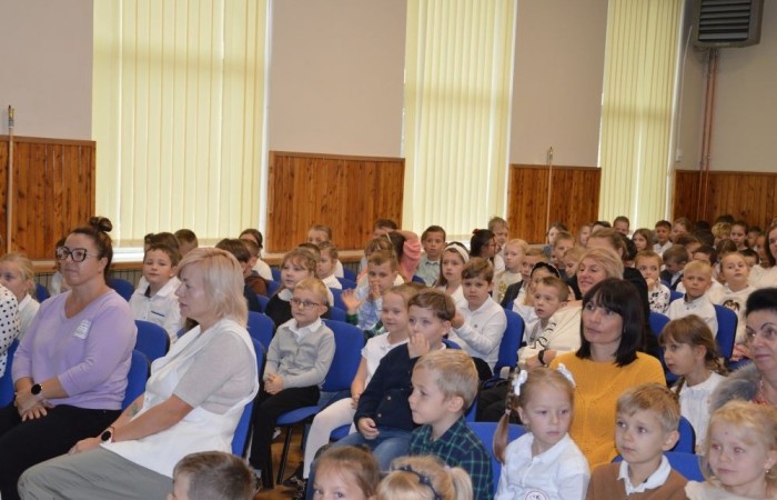 11 października w naszej szkole odbyła się akademia z okazji Dnia Edukacji Narodowej przygotowana przez uczniów klasy 6 b. Na początku spotkania głos zabrali: pan Damian Bereżański - Zastępca Burmistrza Pasłęka, Pani Agnieszka Cieklińska - Dyrektor szkoły oraz Pani Anna Szymanek - Przewodnicząca Rady Rodziców, którzy podziękowali nauczycielom i pracownikom za trud wkładany w edukację i życzyli dalszych sukcesów dydaktyczno-wychowawczych. Następnie Pan Damian Bereżański wręczył Pani Magdalenie Leśniowskiej - nauczycielce wychowania przedszkolnego - nagrodę burmistrza za przepracowane lata i ogrom pracy wkładany w opiekę i wychowanie przedszkolaków. Z kolei Pani Dyrektor wręczyła wszystkim pracownikom nagrody i podziękowania. Po części oficjalnej mieliśmy okazję obejrzeć przedstawienie w postaci humorystycznych scenek z życia szkolnego.
Ten dzień był pełen wrażeń i pozytywnych emocji.