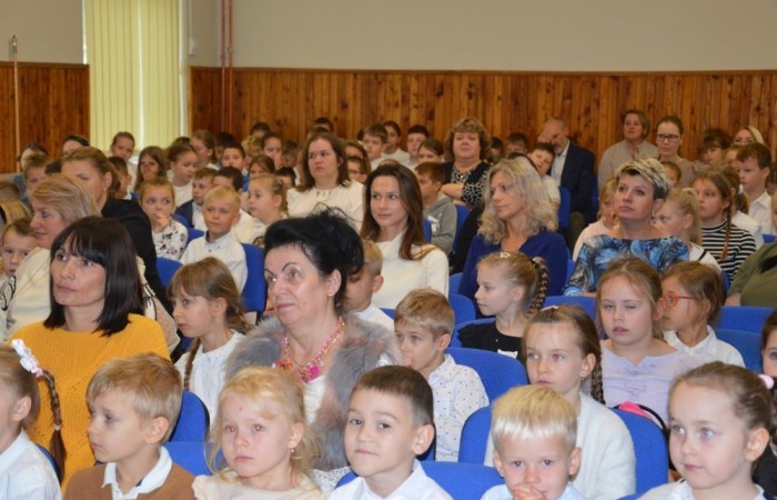 11 października w naszej szkole odbyła się akademia z okazji Dnia Edukacji Narodowej przygotowana przez uczniów klasy 6 b. Na początku spotkania głos zabrali: pan Damian Bereżański - Zastępca Burmistrza Pasłęka, Pani Agnieszka Cieklińska - Dyrektor szkoły oraz Pani Anna Szymanek - Przewodnicząca Rady Rodziców, którzy podziękowali nauczycielom i pracownikom za trud wkładany w edukację i życzyli dalszych sukcesów dydaktyczno-wychowawczych. Następnie Pan Damian Bereżański wręczył Pani Magdalenie Leśniowskiej - nauczycielce wychowania przedszkolnego - nagrodę burmistrza za przepracowane lata i ogrom pracy wkładany w opiekę i wychowanie przedszkolaków. Z kolei Pani Dyrektor wręczyła wszystkim pracownikom nagrody i podziękowania. Po części oficjalnej mieliśmy okazję obejrzeć przedstawienie w postaci humorystycznych scenek z życia szkolnego.
Ten dzień był pełen wrażeń i pozytywnych emocji.