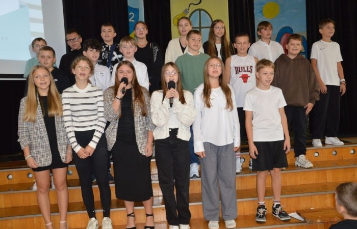 11 października w naszej szkole odbyła się akademia z okazji Dnia Edukacji Narodowej przygotowana przez uczniów klasy 6 b. Na początku spotkania głos zabrali: pan Damian Bereżański - Zastępca Burmistrza Pasłęka, Pani Agnieszka Cieklińska - Dyrektor szkoły oraz Pani Anna Szymanek - Przewodnicząca Rady Rodziców, którzy podziękowali nauczycielom i pracownikom za trud wkładany w edukację i życzyli dalszych sukcesów dydaktyczno-wychowawczych. Następnie Pan Damian Bereżański wręczył Pani Magdalenie Leśniowskiej - nauczycielce wychowania przedszkolnego - nagrodę burmistrza za przepracowane lata i ogrom pracy wkładany w opiekę i wychowanie przedszkolaków. Z kolei Pani Dyrektor wręczyła wszystkim pracownikom nagrody i podziękowania. Po części oficjalnej mieliśmy okazję obejrzeć przedstawienie w postaci humorystycznych scenek z życia szkolnego.
Ten dzień był pełen wrażeń i pozytywnych emocji.