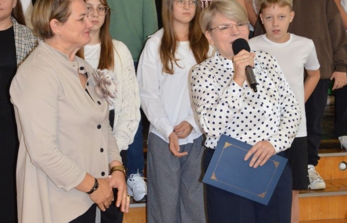 11 października w naszej szkole odbyła się akademia z okazji Dnia Edukacji Narodowej przygotowana przez uczniów klasy 6 b. Na początku spotkania głos zabrali: pan Damian Bereżański - Zastępca Burmistrza Pasłęka, Pani Agnieszka Cieklińska - Dyrektor szkoły oraz Pani Anna Szymanek - Przewodnicząca Rady Rodziców, którzy podziękowali nauczycielom i pracownikom za trud wkładany w edukację i życzyli dalszych sukcesów dydaktyczno-wychowawczych. Następnie Pan Damian Bereżański wręczył Pani Magdalenie Leśniowskiej - nauczycielce wychowania przedszkolnego - nagrodę burmistrza za przepracowane lata i ogrom pracy wkładany w opiekę i wychowanie przedszkolaków. Z kolei Pani Dyrektor wręczyła wszystkim pracownikom nagrody i podziękowania. Po części oficjalnej mieliśmy okazję obejrzeć przedstawienie w postaci humorystycznych scenek z życia szkolnego.
Ten dzień był pełen wrażeń i pozytywnych emocji.