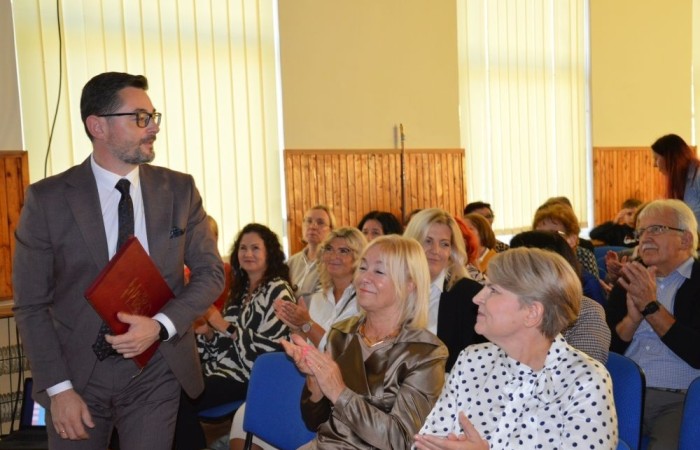 11 października w naszej szkole odbyła się akademia z okazji Dnia Edukacji Narodowej przygotowana przez uczniów klasy 6 b. Na początku spotkania głos zabrali: pan Damian Bereżański - Zastępca Burmistrza Pasłęka, Pani Agnieszka Cieklińska - Dyrektor szkoły oraz Pani Anna Szymanek - Przewodnicząca Rady Rodziców, którzy podziękowali nauczycielom i pracownikom za trud wkładany w edukację i życzyli dalszych sukcesów dydaktyczno-wychowawczych. Następnie Pan Damian Bereżański wręczył Pani Magdalenie Leśniowskiej - nauczycielce wychowania przedszkolnego - nagrodę burmistrza za przepracowane lata i ogrom pracy wkładany w opiekę i wychowanie przedszkolaków. Z kolei Pani Dyrektor wręczyła wszystkim pracownikom nagrody i podziękowania. Po części oficjalnej mieliśmy okazję obejrzeć przedstawienie w postaci humorystycznych scenek z życia szkolnego.
Ten dzień był pełen wrażeń i pozytywnych emocji.