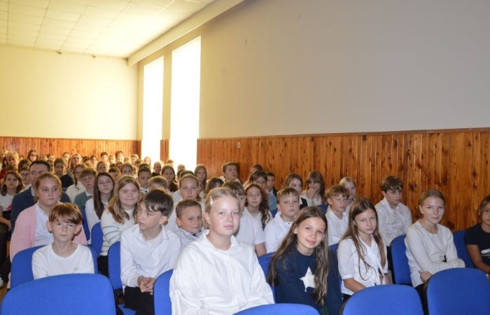 11 października w naszej szkole odbyła się akademia z okazji Dnia Edukacji Narodowej przygotowana przez uczniów klasy 6 b. Na początku spotkania głos zabrali: pan Damian Bereżański - Zastępca Burmistrza Pasłęka, Pani Agnieszka Cieklińska - Dyrektor szkoły oraz Pani Anna Szymanek - Przewodnicząca Rady Rodziców, którzy podziękowali nauczycielom i pracownikom za trud wkładany w edukację i życzyli dalszych sukcesów dydaktyczno-wychowawczych. Następnie Pan Damian Bereżański wręczył Pani Magdalenie Leśniowskiej - nauczycielce wychowania przedszkolnego - nagrodę burmistrza za przepracowane lata i ogrom pracy wkładany w opiekę i wychowanie przedszkolaków. Z kolei Pani Dyrektor wręczyła wszystkim pracownikom nagrody i podziękowania. Po części oficjalnej mieliśmy okazję obejrzeć przedstawienie w postaci humorystycznych scenek z życia szkolnego.
Ten dzień był pełen wrażeń i pozytywnych emocji.