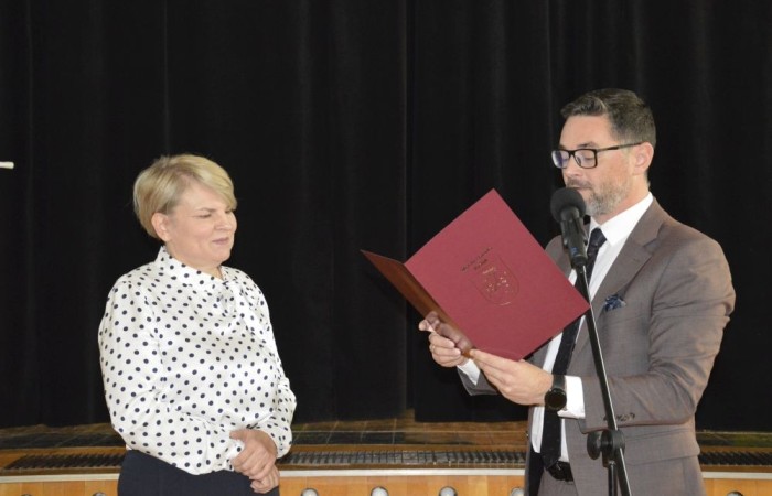 11 października w naszej szkole odbyła się akademia z okazji Dnia Edukacji Narodowej przygotowana przez uczniów klasy 6 b. Na początku spotkania głos zabrali: pan Damian Bereżański - Zastępca Burmistrza Pasłęka, Pani Agnieszka Cieklińska - Dyrektor szkoły oraz Pani Anna Szymanek - Przewodnicząca Rady Rodziców, którzy podziękowali nauczycielom i pracownikom za trud wkładany w edukację i życzyli dalszych sukcesów dydaktyczno-wychowawczych. Następnie Pan Damian Bereżański wręczył Pani Magdalenie Leśniowskiej - nauczycielce wychowania przedszkolnego - nagrodę burmistrza za przepracowane lata i ogrom pracy wkładany w opiekę i wychowanie przedszkolaków. Z kolei Pani Dyrektor wręczyła wszystkim pracownikom nagrody i podziękowania. Po części oficjalnej mieliśmy okazję obejrzeć przedstawienie w postaci humorystycznych scenek z życia szkolnego.
Ten dzień był pełen wrażeń i pozytywnych emocji.