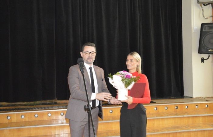 11 października w naszej szkole odbyła się akademia z okazji Dnia Edukacji Narodowej przygotowana przez uczniów klasy 6 b. Na początku spotkania głos zabrali: pan Damian Bereżański - Zastępca Burmistrza Pasłęka, Pani Agnieszka Cieklińska - Dyrektor szkoły oraz Pani Anna Szymanek - Przewodnicząca Rady Rodziców, którzy podziękowali nauczycielom i pracownikom za trud wkładany w edukację i życzyli dalszych sukcesów dydaktyczno-wychowawczych. Następnie Pan Damian Bereżański wręczył Pani Magdalenie Leśniowskiej - nauczycielce wychowania przedszkolnego - nagrodę burmistrza za przepracowane lata i ogrom pracy wkładany w opiekę i wychowanie przedszkolaków. Z kolei Pani Dyrektor wręczyła wszystkim pracownikom nagrody i podziękowania. Po części oficjalnej mieliśmy okazję obejrzeć przedstawienie w postaci humorystycznych scenek z życia szkolnego.
Ten dzień był pełen wrażeń i pozytywnych emocji.