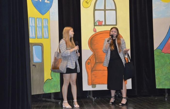 11 października w naszej szkole odbyła się akademia z okazji Dnia Edukacji Narodowej przygotowana przez uczniów klasy 6 b. Na początku spotkania głos zabrali: pan Damian Bereżański - Zastępca Burmistrza Pasłęka, Pani Agnieszka Cieklińska - Dyrektor szkoły oraz Pani Anna Szymanek - Przewodnicząca Rady Rodziców, którzy podziękowali nauczycielom i pracownikom za trud wkładany w edukację i życzyli dalszych sukcesów dydaktyczno-wychowawczych. Następnie Pan Damian Bereżański wręczył Pani Magdalenie Leśniowskiej - nauczycielce wychowania przedszkolnego - nagrodę burmistrza za przepracowane lata i ogrom pracy wkładany w opiekę i wychowanie przedszkolaków. Z kolei Pani Dyrektor wręczyła wszystkim pracownikom nagrody i podziękowania. Po części oficjalnej mieliśmy okazję obejrzeć przedstawienie w postaci humorystycznych scenek z życia szkolnego.
Ten dzień był pełen wrażeń i pozytywnych emocji.