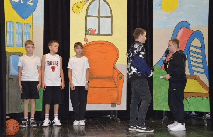 11 października w naszej szkole odbyła się akademia z okazji Dnia Edukacji Narodowej przygotowana przez uczniów klasy 6 b. Na początku spotkania głos zabrali: pan Damian Bereżański - Zastępca Burmistrza Pasłęka, Pani Agnieszka Cieklińska - Dyrektor szkoły oraz Pani Anna Szymanek - Przewodnicząca Rady Rodziców, którzy podziękowali nauczycielom i pracownikom za trud wkładany w edukację i życzyli dalszych sukcesów dydaktyczno-wychowawczych. Następnie Pan Damian Bereżański wręczył Pani Magdalenie Leśniowskiej - nauczycielce wychowania przedszkolnego - nagrodę burmistrza za przepracowane lata i ogrom pracy wkładany w opiekę i wychowanie przedszkolaków. Z kolei Pani Dyrektor wręczyła wszystkim pracownikom nagrody i podziękowania. Po części oficjalnej mieliśmy okazję obejrzeć przedstawienie w postaci humorystycznych scenek z życia szkolnego.
Ten dzień był pełen wrażeń i pozytywnych emocji.