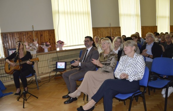 11 października w naszej szkole odbyła się akademia z okazji Dnia Edukacji Narodowej przygotowana przez uczniów klasy 6 b. Na początku spotkania głos zabrali: pan Damian Bereżański - Zastępca Burmistrza Pasłęka, Pani Agnieszka Cieklińska - Dyrektor szkoły oraz Pani Anna Szymanek - Przewodnicząca Rady Rodziców, którzy podziękowali nauczycielom i pracownikom za trud wkładany w edukację i życzyli dalszych sukcesów dydaktyczno-wychowawczych. Następnie Pan Damian Bereżański wręczył Pani Magdalenie Leśniowskiej - nauczycielce wychowania przedszkolnego - nagrodę burmistrza za przepracowane lata i ogrom pracy wkładany w opiekę i wychowanie przedszkolaków. Z kolei Pani Dyrektor wręczyła wszystkim pracownikom nagrody i podziękowania. Po części oficjalnej mieliśmy okazję obejrzeć przedstawienie w postaci humorystycznych scenek z życia szkolnego.
Ten dzień był pełen wrażeń i pozytywnych emocji.