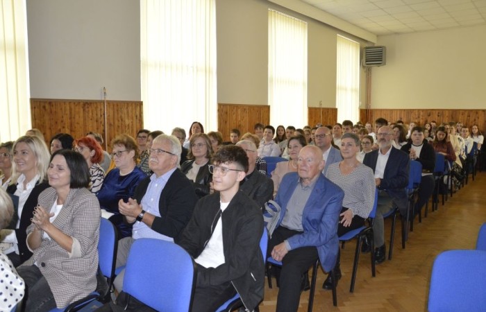 11 października w naszej szkole odbyła się akademia z okazji Dnia Edukacji Narodowej przygotowana przez uczniów klasy 6 b. Na początku spotkania głos zabrali: pan Damian Bereżański - Zastępca Burmistrza Pasłęka, Pani Agnieszka Cieklińska - Dyrektor szkoły oraz Pani Anna Szymanek - Przewodnicząca Rady Rodziców, którzy podziękowali nauczycielom i pracownikom za trud wkładany w edukację i życzyli dalszych sukcesów dydaktyczno-wychowawczych. Następnie Pan Damian Bereżański wręczył Pani Magdalenie Leśniowskiej - nauczycielce wychowania przedszkolnego - nagrodę burmistrza za przepracowane lata i ogrom pracy wkładany w opiekę i wychowanie przedszkolaków. Z kolei Pani Dyrektor wręczyła wszystkim pracownikom nagrody i podziękowania. Po części oficjalnej mieliśmy okazję obejrzeć przedstawienie w postaci humorystycznych scenek z życia szkolnego.
Ten dzień był pełen wrażeń i pozytywnych emocji.