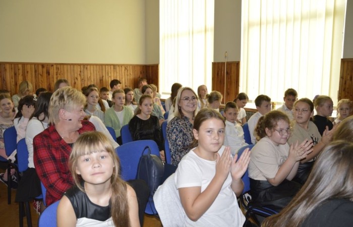 11 października w naszej szkole odbyła się akademia z okazji Dnia Edukacji Narodowej przygotowana przez uczniów klasy 6 b. Na początku spotkania głos zabrali: pan Damian Bereżański - Zastępca Burmistrza Pasłęka, Pani Agnieszka Cieklińska - Dyrektor szkoły oraz Pani Anna Szymanek - Przewodnicząca Rady Rodziców, którzy podziękowali nauczycielom i pracownikom za trud wkładany w edukację i życzyli dalszych sukcesów dydaktyczno-wychowawczych. Następnie Pan Damian Bereżański wręczył Pani Magdalenie Leśniowskiej - nauczycielce wychowania przedszkolnego - nagrodę burmistrza za przepracowane lata i ogrom pracy wkładany w opiekę i wychowanie przedszkolaków. Z kolei Pani Dyrektor wręczyła wszystkim pracownikom nagrody i podziękowania. Po części oficjalnej mieliśmy okazję obejrzeć przedstawienie w postaci humorystycznych scenek z życia szkolnego.
Ten dzień był pełen wrażeń i pozytywnych emocji.
