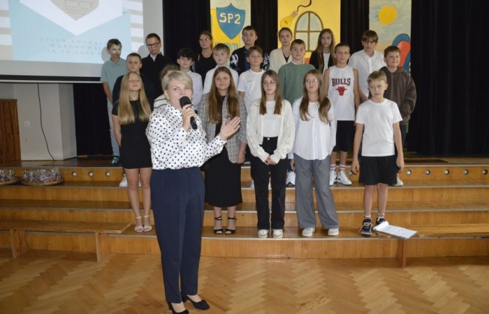 11 października w naszej szkole odbyła się akademia z okazji Dnia Edukacji Narodowej przygotowana przez uczniów klasy 6 b. Na początku spotkania głos zabrali: pan Damian Bereżański - Zastępca Burmistrza Pasłęka, Pani Agnieszka Cieklińska - Dyrektor szkoły oraz Pani Anna Szymanek - Przewodnicząca Rady Rodziców, którzy podziękowali nauczycielom i pracownikom za trud wkładany w edukację i życzyli dalszych sukcesów dydaktyczno-wychowawczych. Następnie Pan Damian Bereżański wręczył Pani Magdalenie Leśniowskiej - nauczycielce wychowania przedszkolnego - nagrodę burmistrza za przepracowane lata i ogrom pracy wkładany w opiekę i wychowanie przedszkolaków. Z kolei Pani Dyrektor wręczyła wszystkim pracownikom nagrody i podziękowania. Po części oficjalnej mieliśmy okazję obejrzeć przedstawienie w postaci humorystycznych scenek z życia szkolnego.
Ten dzień był pełen wrażeń i pozytywnych emocji.