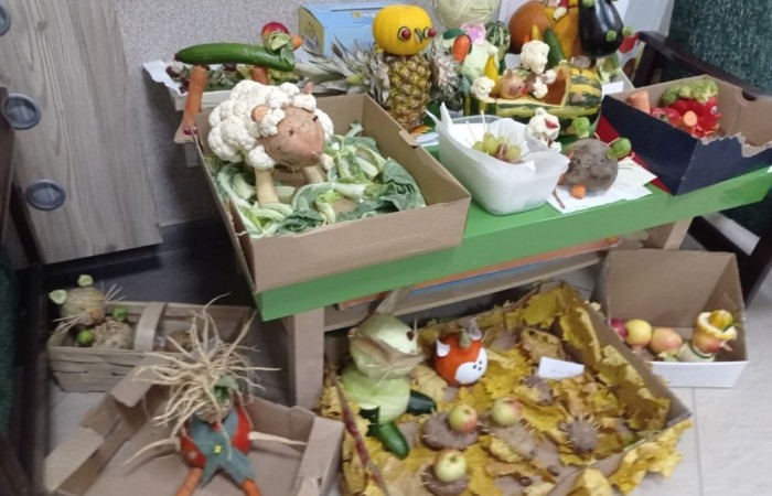 Konkurs plastyczny pt.” Warzywne kukiełki”

Jesień zachęca nas do korzystania z jej darów.
Warzywa, oprócz witamin mogą stać się źródłem dobrej zabawy. Świeże, zdrowe i kolorowe stały się inspiracją twórczą dla dzieci z grupy Leśne Skrzaty, które w ramach konkursu razem ze swoimi rodzicami, wykonały warzywne kukiełki.
Wszystkim twórcom warzywnych kukiełek i cudaków gratulujemy kreatywności!