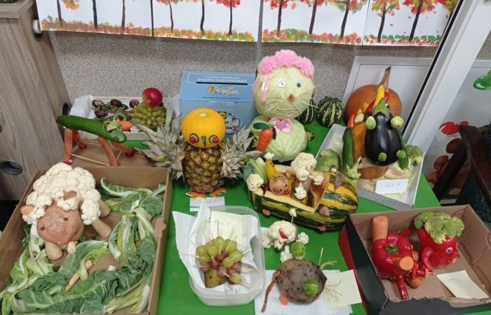 Konkurs plastyczny pt.” Warzywne kukiełki”

Jesień zachęca nas do korzystania z jej darów.
Warzywa, oprócz witamin mogą stać się źródłem dobrej zabawy. Świeże, zdrowe i kolorowe stały się inspiracją twórczą dla dzieci z grupy Leśne Skrzaty, które w ramach konkursu razem ze swoimi rodzicami, wykonały warzywne kukiełki.
Wszystkim twórcom warzywnych kukiełek i cudaków gratulujemy kreatywności!