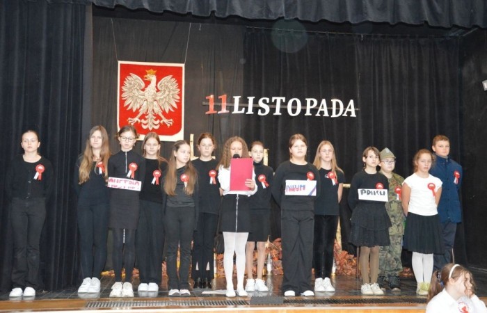 Dnia 8 listopada w naszej szkole odbyła się uroczysta akademia z okazji Święta Niepodległości przygotowana przez kl. Vb. Upamiętniła ona 106 rocznicę odzyskania niepodległości przez Polskę.
W czasie uroczystości kl. Vb zaprezentowała utwory patriotyczne, w tym pieśni, wiersze, listy.
W tle słyszeliśmy utwory Chopina.
Pantomima przygotowana przez klasę prowadzącą oddała dramaturgię rozbiorów Polski przez zaborców.
Uroczystość otworzyła Tydzień Patriotyczny, który w naszej szkole potrwa do 15 listopada.
