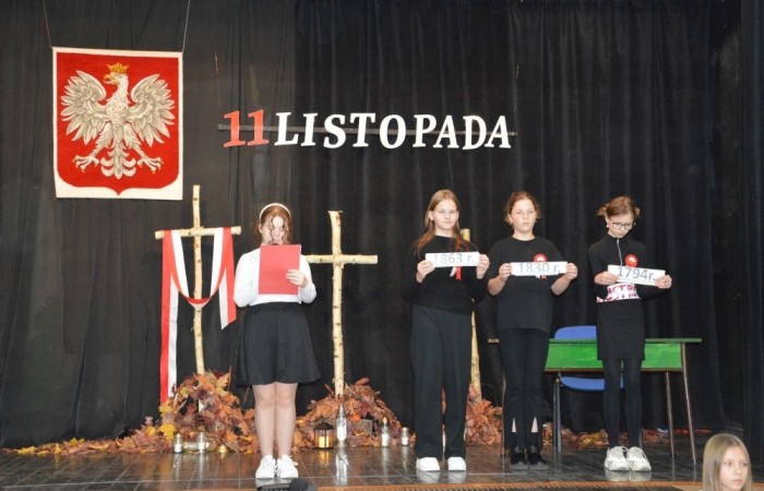 Dnia 8 listopada w naszej szkole odbyła się uroczysta akademia z okazji Święta Niepodległości przygotowana przez kl. Vb. Upamiętniła ona 106 rocznicę odzyskania niepodległości przez Polskę.
W czasie uroczystości kl. Vb zaprezentowała utwory patriotyczne, w tym pieśni, wiersze, listy.
W tle słyszeliśmy utwory Chopina.
Pantomima przygotowana przez klasę prowadzącą oddała dramaturgię rozbiorów Polski przez zaborców.
Uroczystość otworzyła Tydzień Patriotyczny, który w naszej szkole potrwa do 15 listopada.
