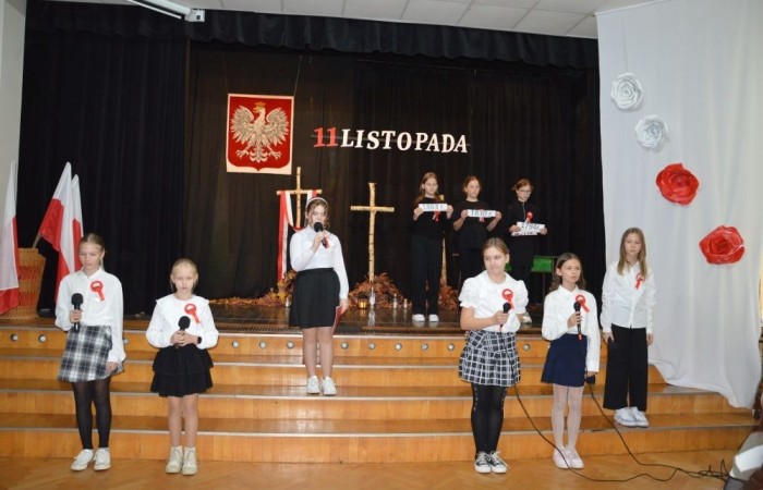Dnia 8 listopada w naszej szkole odbyła się uroczysta akademia z okazji Święta Niepodległości przygotowana przez kl. Vb. Upamiętniła ona 106 rocznicę odzyskania niepodległości przez Polskę.
W czasie uroczystości kl. Vb zaprezentowała utwory patriotyczne, w tym pieśni, wiersze, listy.
W tle słyszeliśmy utwory Chopina.
Pantomima przygotowana przez klasę prowadzącą oddała dramaturgię rozbiorów Polski przez zaborców.
Uroczystość otworzyła Tydzień Patriotyczny, który w naszej szkole potrwa do 15 listopada.

