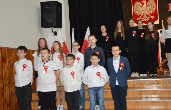 Dnia 8 listopada w naszej szkole odbyła się uroczysta akademia z okazji Święta Niepodległości przygotowana przez kl. Vb. Upamiętniła ona 106 rocznicę odzyskania niepodległości przez Polskę.
W czasie uroczystości kl. Vb zaprezentowała utwory patriotyczne, w tym pieśni, wiersze, listy.
W tle słyszeliśmy utwory Chopina.
Pantomima przygotowana przez klasę prowadzącą oddała dramaturgię rozbiorów Polski przez zaborców.
Uroczystość otworzyła Tydzień Patriotyczny, który w naszej szkole potrwa do 15 listopada.
