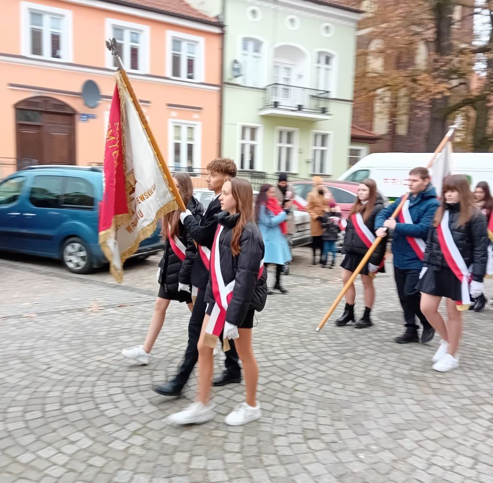 11 listopada to w polskiej tradycji jedno z najważniejszych świąt państwowych. W historii naszej ojczyzny dzień ten zapisał się jako chwila zakończenia I Wojny Światowej, jednak w sercach wszystkich Polaków jest to przede wszystkim moment odzyskania niepodległości po 123 latach niewoli.
Z tej okazji w kościele św Bartłomieja odbyła się uroczysta msza święta w obecności władz miasta oraz pocztów sztandarowych ze wszystkich szkół. Naszą szkołę reprezentowali uczniowie w składzie Oskar Buczak, Joanna Żukowska, Zuzanna Zawidow. Całość uroczystości uświetnił przemarsz z kościoła pod pomnik upamiętniający Odzyskanie Niepodległości przez Polskę.