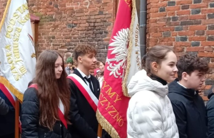 11 listopada to w polskiej tradycji jedno z najważniejszych świąt państwowych. W historii naszej ojczyzny dzień ten zapisał się jako chwila zakończenia I Wojny Światowej, jednak w sercach wszystkich Polaków jest to przede wszystkim moment odzyskania niepodległości po 123 latach niewoli.
Z tej okazji w kościele św Bartłomieja odbyła się uroczysta msza święta w obecności władz miasta oraz pocztów sztandarowych ze wszystkich szkół. Naszą szkołę reprezentowali uczniowie w składzie Oskar Buczak, Joanna Żukowska, Zuzanna Zawidow. Całość uroczystości uświetnił przemarsz z kościoła pod pomnik upamiętniający Odzyskanie Niepodległości przez Polskę.

