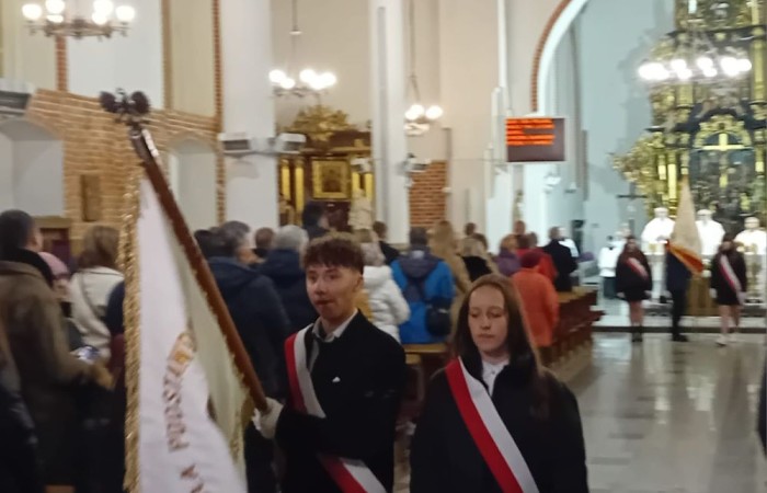 11 listopada to w polskiej tradycji jedno z najważniejszych świąt państwowych. W historii naszej ojczyzny dzień ten zapisał się jako chwila zakończenia I Wojny Światowej, jednak w sercach wszystkich Polaków jest to przede wszystkim moment odzyskania niepodległości po 123 latach niewoli.
Z tej okazji w kościele św Bartłomieja odbyła się uroczysta msza święta w obecności władz miasta oraz pocztów sztandarowych ze wszystkich szkół. Naszą szkołę reprezentowali uczniowie w składzie Oskar Buczak, Joanna Żukowska, Zuzanna Zawidow. Całość uroczystości uświetnił przemarsz z kościoła pod pomnik upamiętniający Odzyskanie Niepodległości przez Polskę.