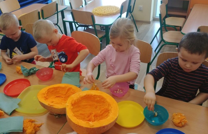 Dzień dyni 

Jak co roku, wraz z końcem października, nasze przedszkolaki obchodziły święto dyni. Tego dnia dzieci miały okazję rozszerzyć swoją wiedzę na temat dyń. Poznaliśmy ich różne rodzaje, sprawdziliśmy co skrywają w środku, a nawet upiekliśmy własne w mikrofalówce :) Dyniowym zabawom nie było końca. Teraz z utęsknieniem będziemy czekać do następnego spotkania :) 
