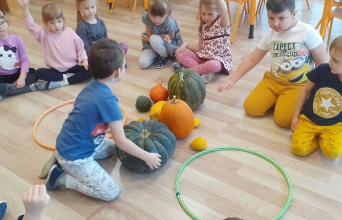 Dzień dyni 

Jak co roku, wraz z końcem października, nasze przedszkolaki obchodziły święto dyni. Tego dnia dzieci miały okazję rozszerzyć swoją wiedzę na temat dyń. Poznaliśmy ich różne rodzaje, sprawdziliśmy co skrywają w środku, a nawet upiekliśmy własne w mikrofalówce :) Dyniowym zabawom nie było końca. Teraz z utęsknieniem będziemy czekać do następnego spotkania :) 
