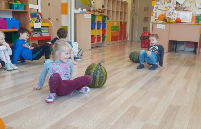 Dzień dyni 

Jak co roku, wraz z końcem października, nasze przedszkolaki obchodziły święto dyni. Tego dnia dzieci miały okazję rozszerzyć swoją wiedzę na temat dyń. Poznaliśmy ich różne rodzaje, sprawdziliśmy co skrywają w środku, a nawet upiekliśmy własne w mikrofalówce :) Dyniowym zabawom nie było końca. Teraz z utęsknieniem będziemy czekać do następnego spotkania :) 
