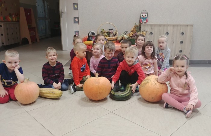 Dzień dyni 

Jak co roku, wraz z końcem października, nasze przedszkolaki obchodziły święto dyni. Tego dnia dzieci miały okazję rozszerzyć swoją wiedzę na temat dyń. Poznaliśmy ich różne rodzaje, sprawdziliśmy co skrywają w środku, a nawet upiekliśmy własne w mikrofalówce :) Dyniowym zabawom nie było końca. Teraz z utęsknieniem będziemy czekać do następnego spotkania :) 
