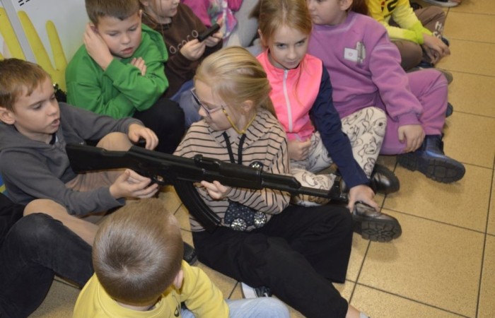 14 listopada naszą szkołę odwiedzili uczniowie klasy mundurowej Zespołu Szkół Ekonomicznych i Technicznych w Pasłęku pod opieką Majora Bolesława Czechowskiego. Najpierw w spotkaniu uczestniczyli uczniowie klas młodszych, a następnie siódmo- i ósmoklasiści. Wzbogaciliśmy naszą wiedzę, a przy okazji 