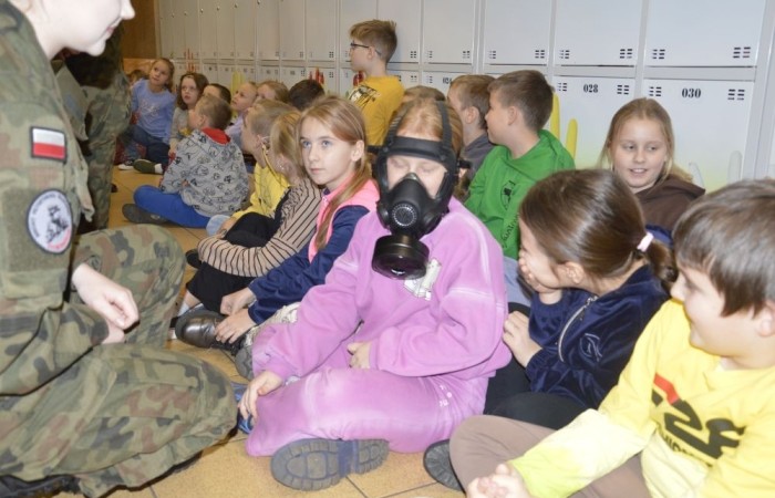 14 listopada naszą szkołę odwiedzili uczniowie klasy mundurowej Zespołu Szkół Ekonomicznych i Technicznych w Pasłęku pod opieką Majora Bolesława Czechowskiego. Najpierw w spotkaniu uczestniczyli uczniowie klas młodszych, a następnie siódmo- i ósmoklasiści. Wzbogaciliśmy naszą wiedzę, a przy okazji 