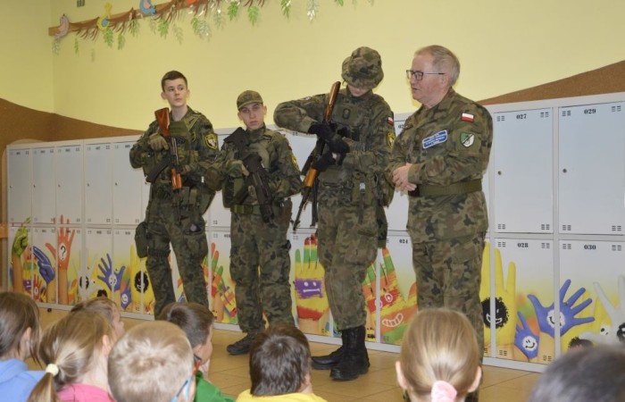 14 listopada naszą szkołę odwiedzili uczniowie klasy mundurowej Zespołu Szkół Ekonomicznych i Technicznych w Pasłęku pod opieką Majora Bolesława Czechowskiego. Najpierw w spotkaniu uczestniczyli uczniowie klas młodszych, a następnie siódmo- i ósmoklasiści. Wzbogaciliśmy naszą wiedzę, a przy okazji 